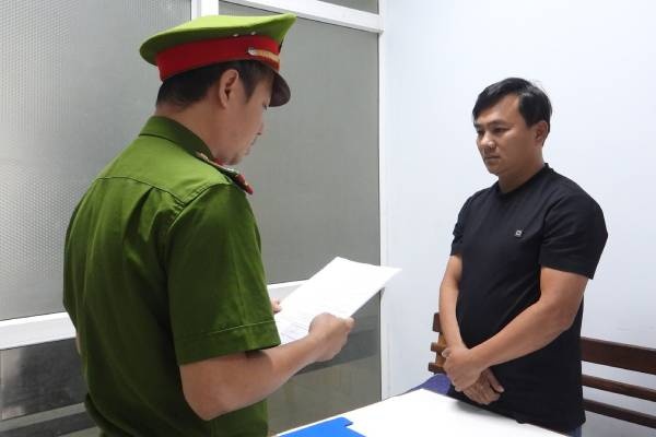 Nguoi dan ong o Da Nang bi chem khi doi tien boa rot bia cho ban gai hinh anh