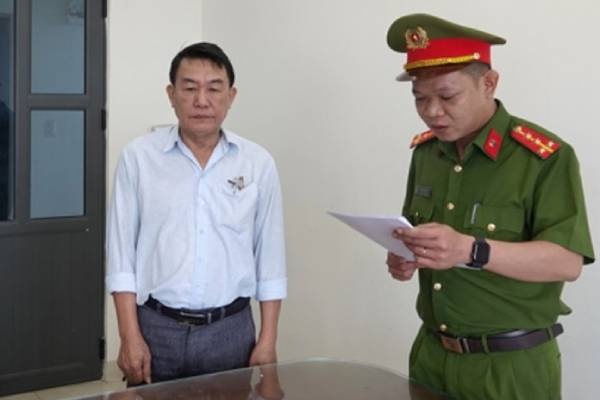 Nguyen chu tich phuong o Binh Thuan bi khoi to vi cap so do sai hinh anh