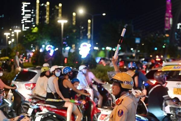 Dieu chinh giao thong TP.HCM phuc vu ban phao don giao thua Tet At Ty hinh anh