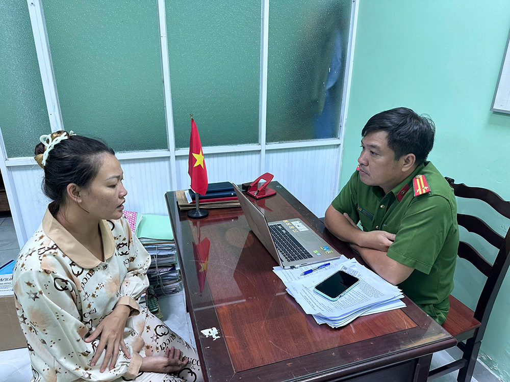 Bat khan cap nguoi phu nu danh nhan vien gac chan tau gay xuong mui hinh anh