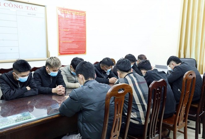 Nhom thanh thieu nien vac hung khi di 'hon chien' hinh anh