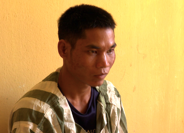 Nguoi chong nem ca can xang vao dong lua khi vo dang nau com hinh anh