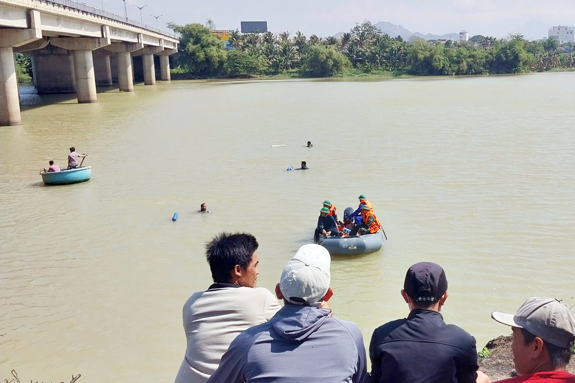 Tim thay 2 thi the nu gioi tren song, nghi nhay cau hinh anh