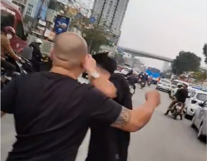 Lam ro vu 'nhan vien bao ve Benh vien Bach Mai danh nhau tren duong' hinh anh