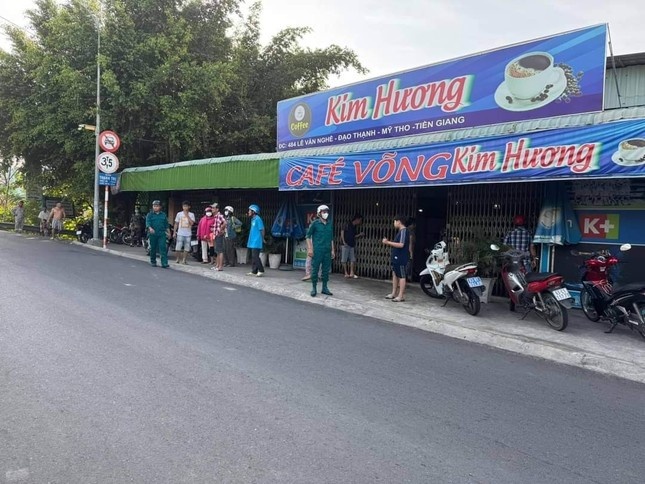 Bi ban mang dao chem lia ngon tay hinh anh