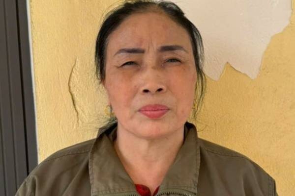 Nguoi phu nu cho vay lai nang duoi hinh thuc 'boc bat ho' hinh anh