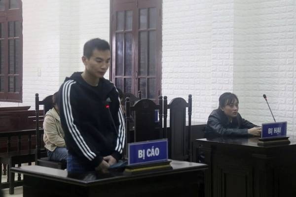 Gianh quyen nuoi con bat thanh, nguoi dan ong chan duong dam vo cu hinh anh