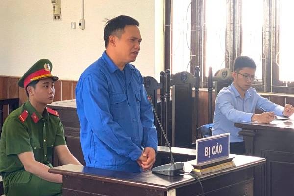 Manh khoe cua nhan vien ngan hang rut 855 trieu tu 26 the tin dung hinh anh
