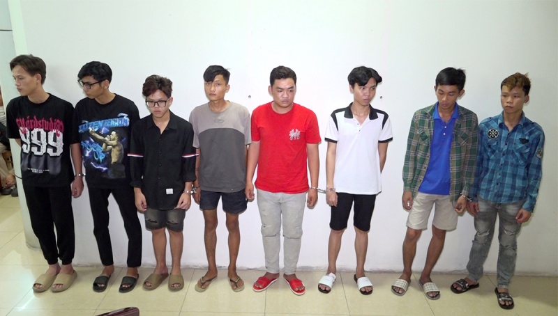 Tam giu 8 doi tuong mang hung khi di giai quyet mau thuan hinh anh