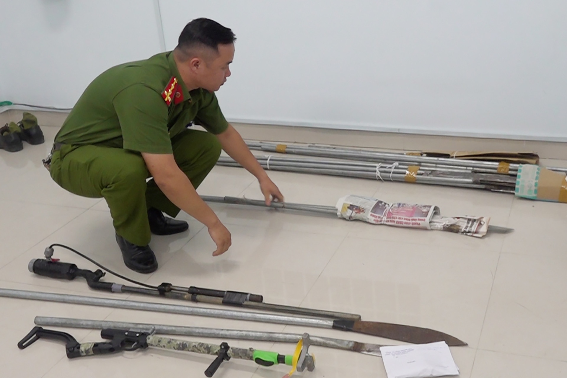 Vu hon chien,  Tren quoc lo anh 2