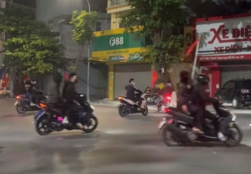 Dieu tra nhom 'quai xe' hanh hung nguoi di duong hinh anh