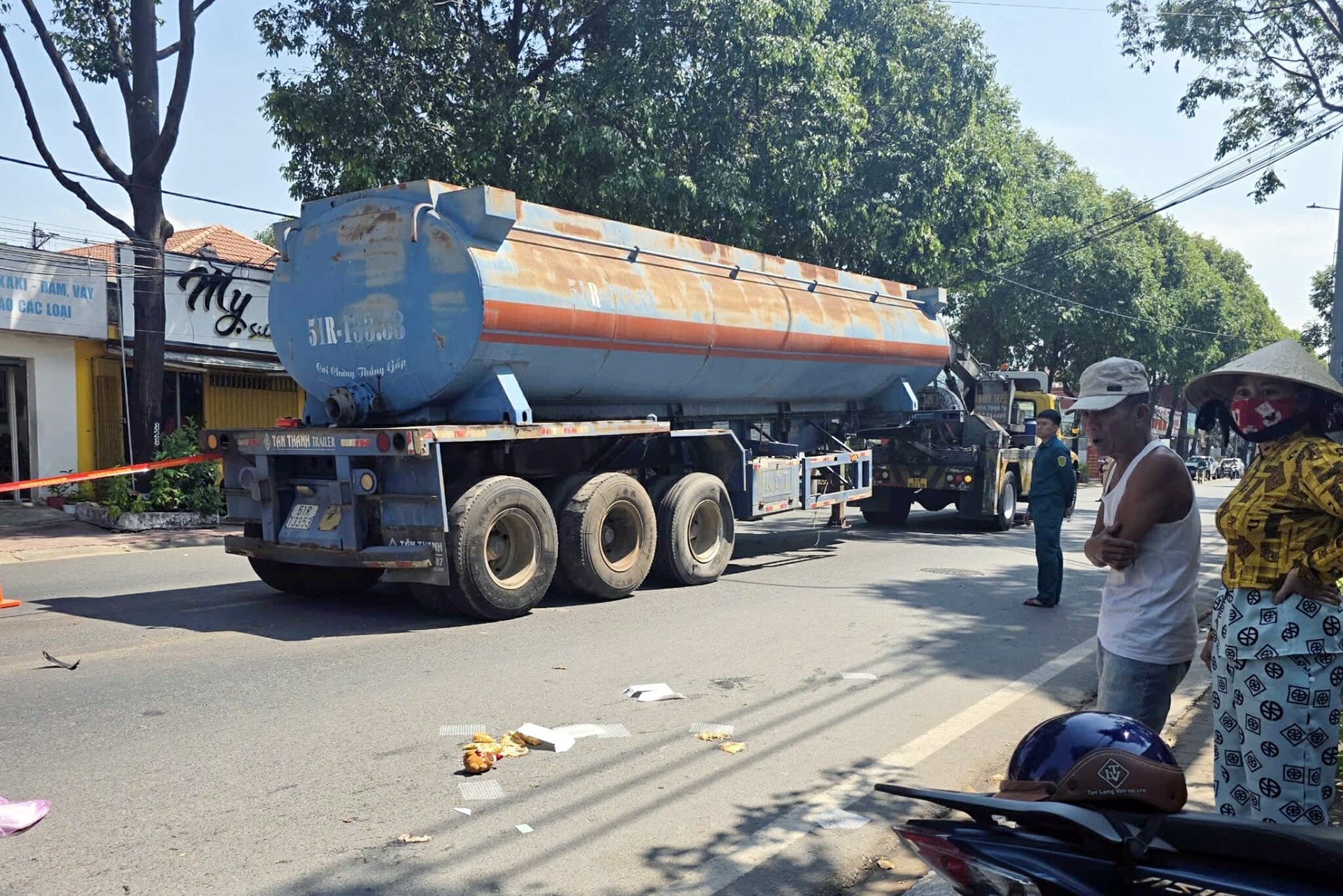 Nam sinh bi xe dau keo can tu vong khi di mua do an sang o Binh Duong hinh anh