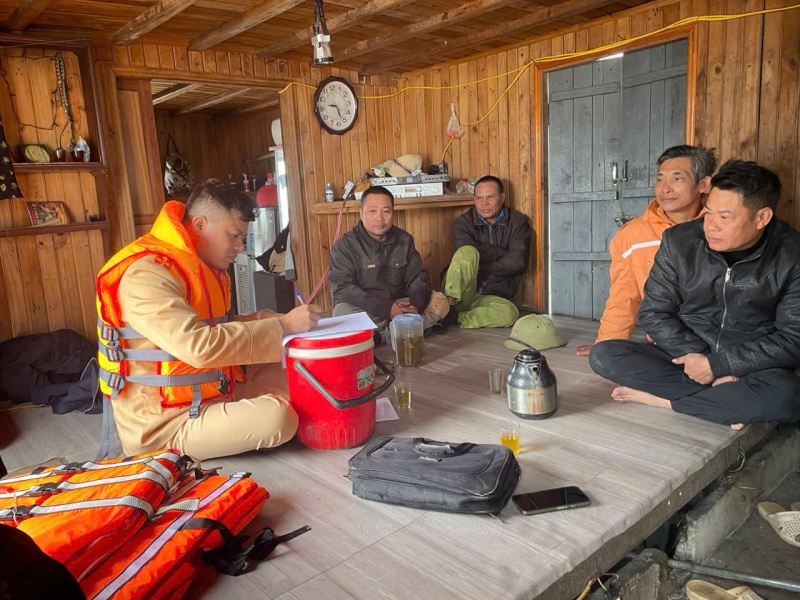 Bat 12 tau loi dung duoc cap phep de khai thac cat ngoai khu vuc mo hinh anh