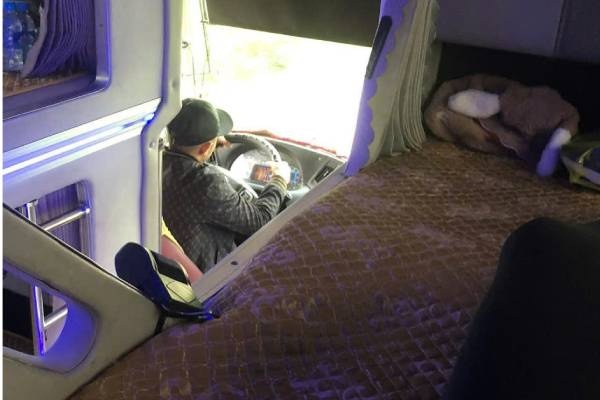 Tai xe lai xe, choi game, hang chuc hanh khach 'tim dap chan run' hinh anh