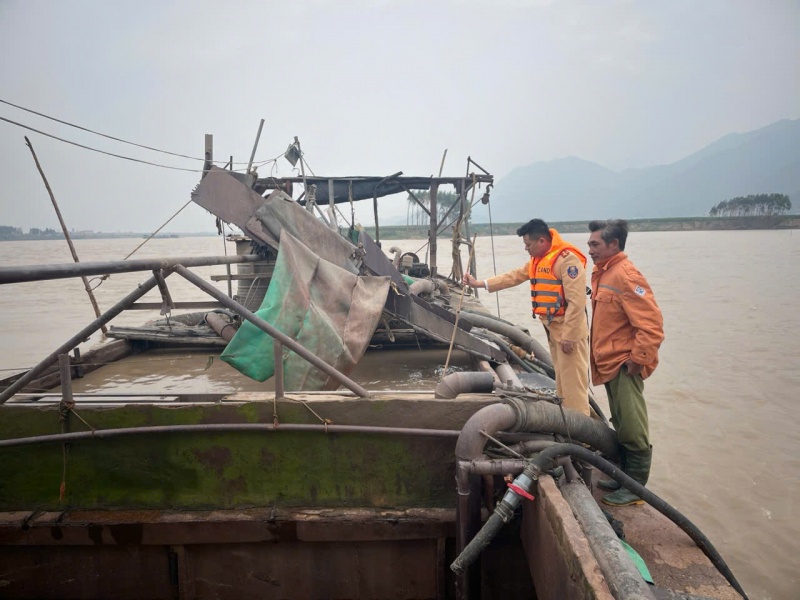 Khai thac cat,  Ngoai khu vuc mo,  khoang san H. P,  Cong ty H. P anh 3