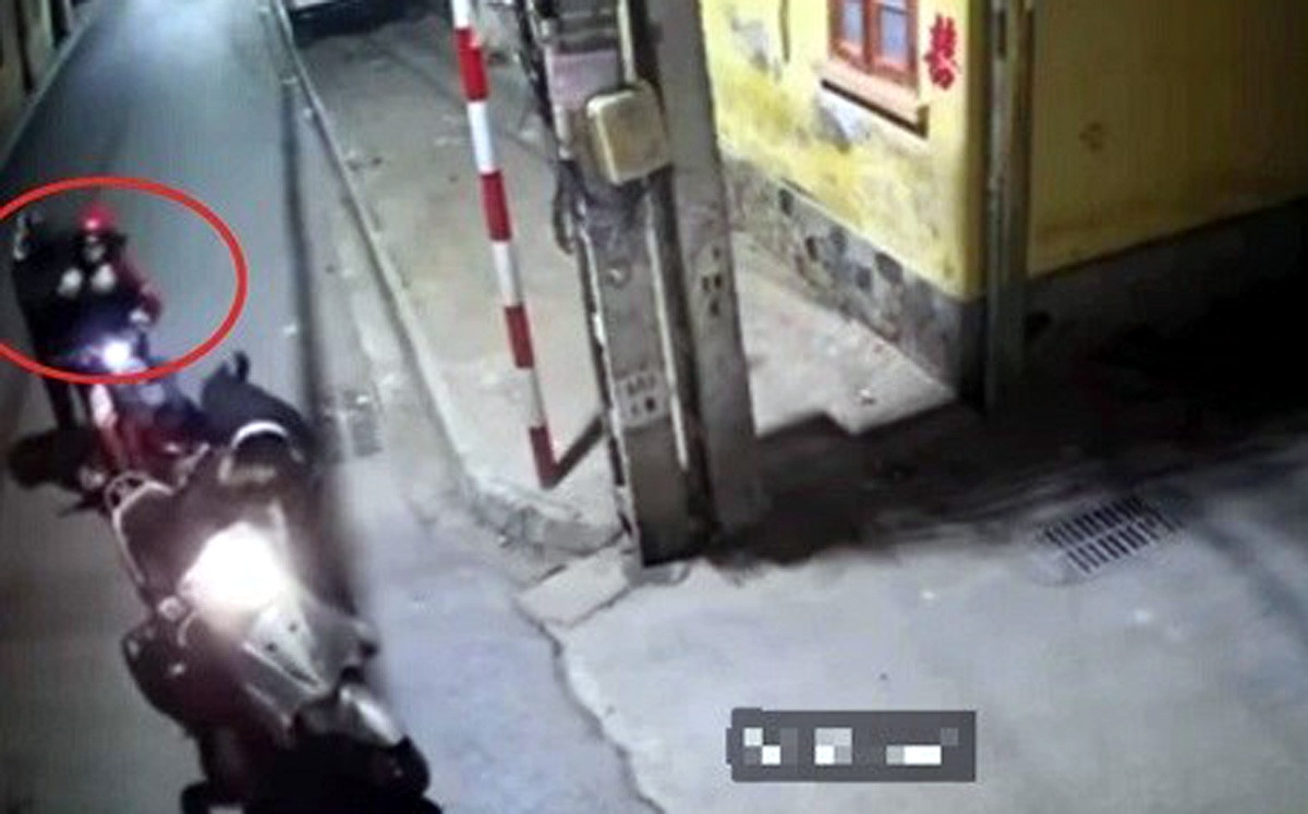 Chan dau xe,  Cuop tui xach,  Co gai anh 1