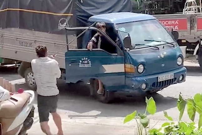 Bao dong tinh trang tai xe au da sau va cham giao thong hinh anh