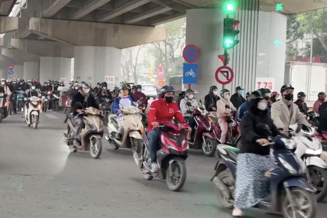 To chuc lai giao thong, den xanh xe may van khong chiu di chuyen hinh anh