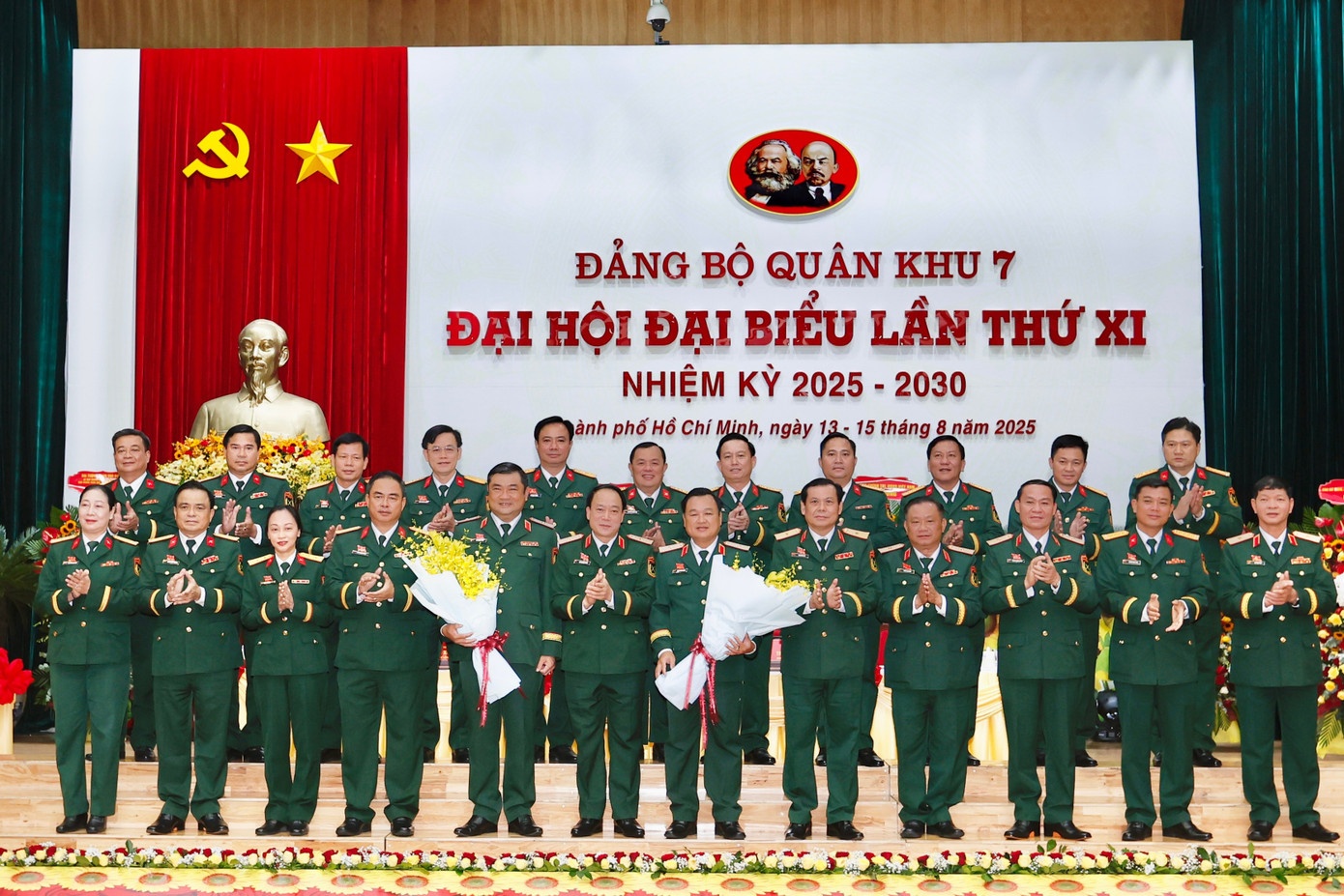 Tran Vinh Ngoc,  Le Xuan The,  Dang uy,  Quan khu 7,  Bao Quan khu 7,  Dang uy Quan khu anh 1