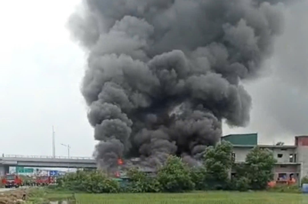 Xuong o Bac Ninh chay ngun ngut, khoi den cao hang chuc met hinh anh