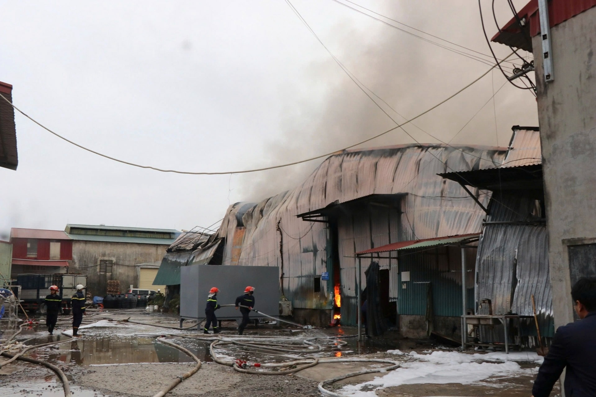 Chay lon tai xuong san xuat hat nhua o Bac Ninh hinh anh