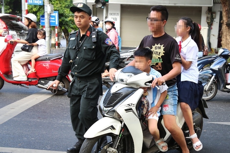 Cho tre em tren 6 tuoi ngoi truoc xe may se bi xu phat den 10 trieu hinh anh