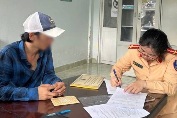 Cong an xac dinh danh tinh tai xe lai oto lang lach nhu phim hanh dong hinh anh