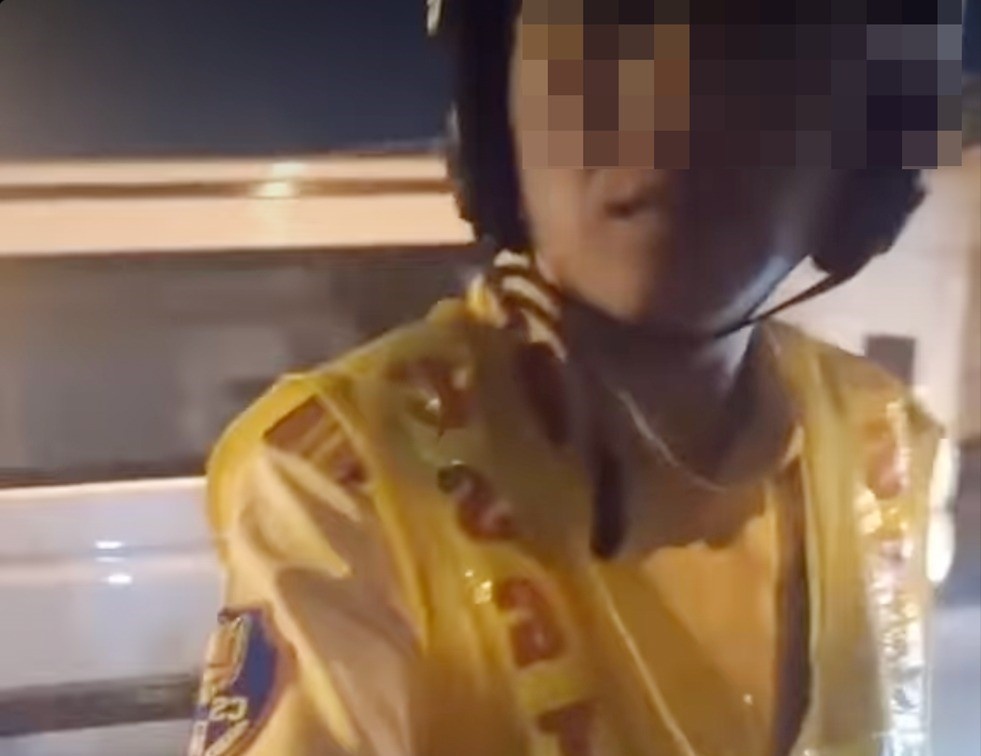 Xac minh clip CSGT gat gong, chui the voi co gai o TP.HCM hinh anh