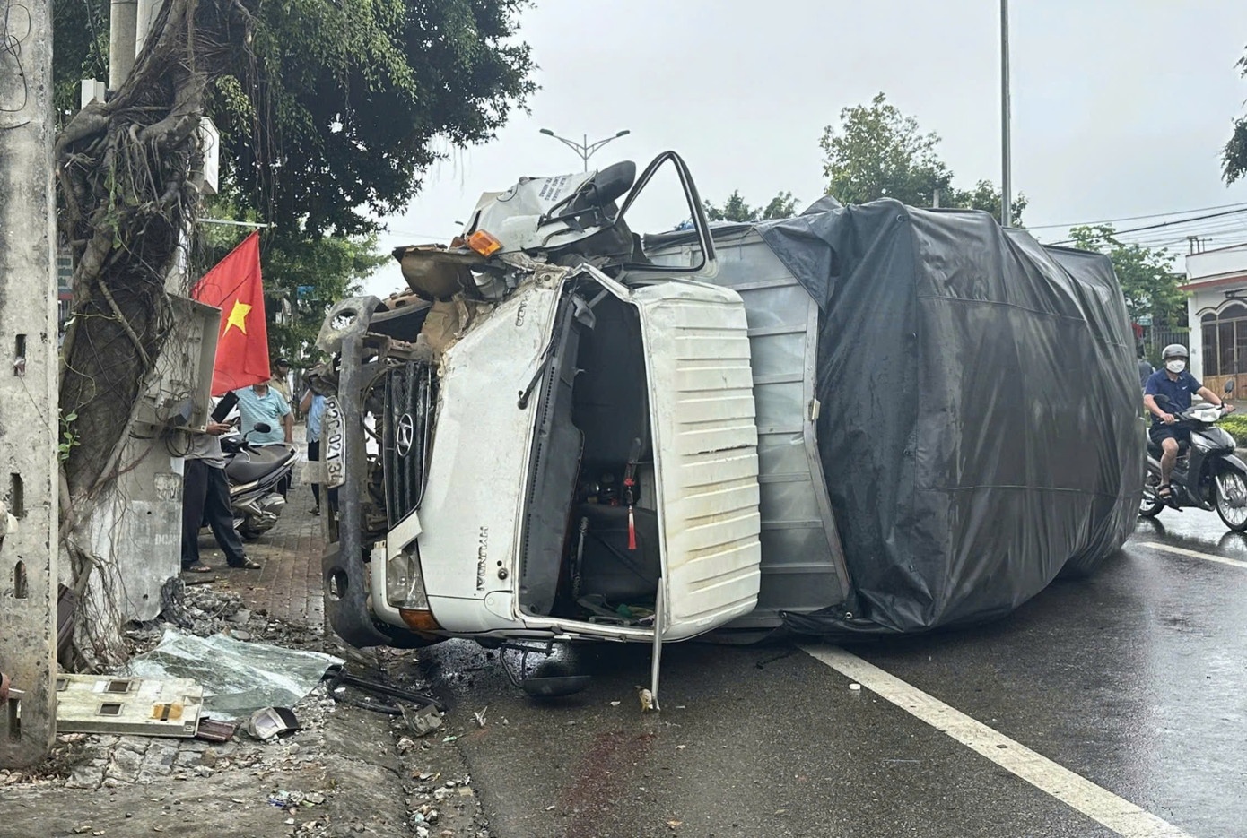 Dak Cam,  L.T.L.,  Tru dien,  Bac Nam,  Mat lai anh 1