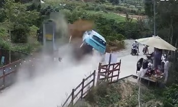 Taxi dot ngot tang toc roi lat nhao nhieu vong, mot nguoi tu vong hinh anh