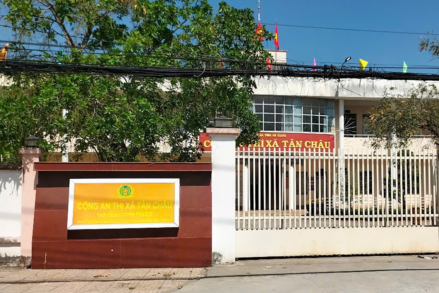 Quan he bat chinh voi vo nguoi khac, trung ta cong an bi cach chuc hinh anh