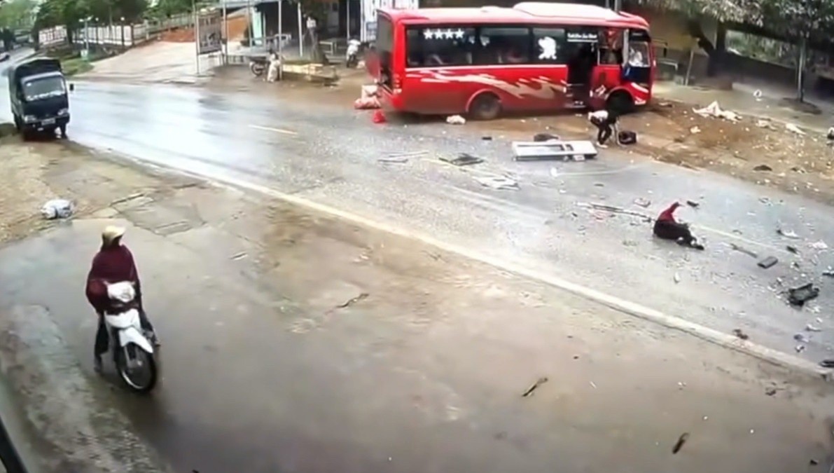 Xe khach tong oto tai lam 4 nguoi vang ra ngoai: Tinh trang dang kiem? hinh anh