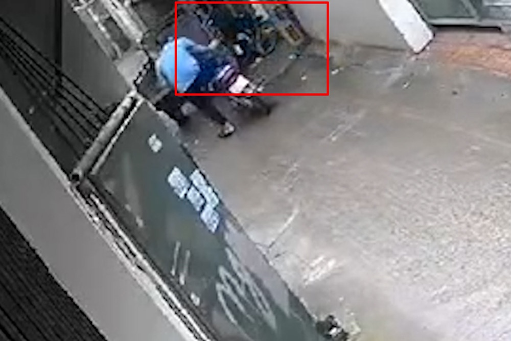 Xe ba banh dam tu vong mot hoc sinh Ha Noi tren duong di hoc hinh anh