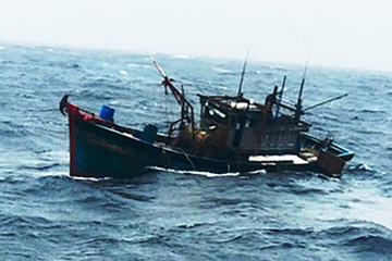 Tau ca gap nan, 5 thuyen vien troi dat hon 7 gio tren bien hinh anh