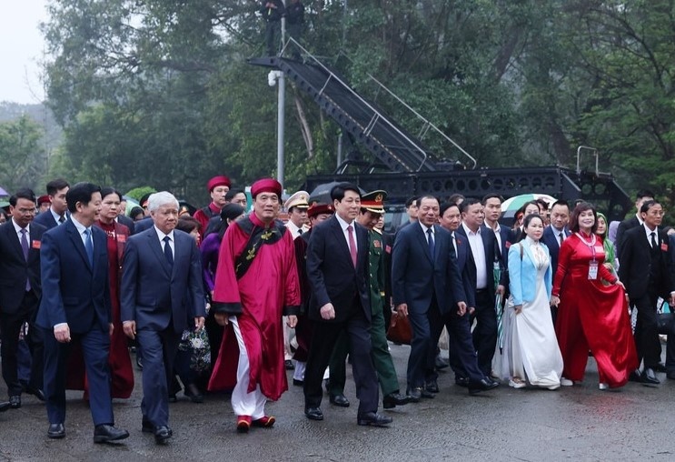 Chu tich nuoc Luong Cuong dang huong tuong niem cac vua Hung hinh anh