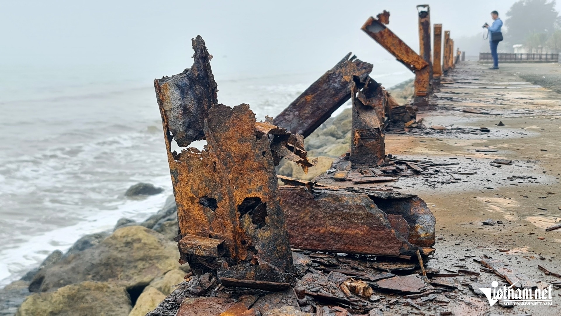 Clip lan can doc bai bien Sam Son bi hu hong hinh anh