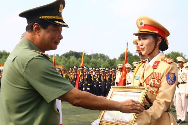 Bo Cong an khen thuong hon 2.700 ca nhan, 14 tap the sau le dieu binh hinh anh