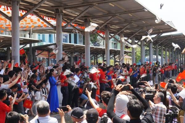 Tha chim bo cau hoa binh, don doi tau Thong Nhat gap nhau tai Da Nang hinh anh