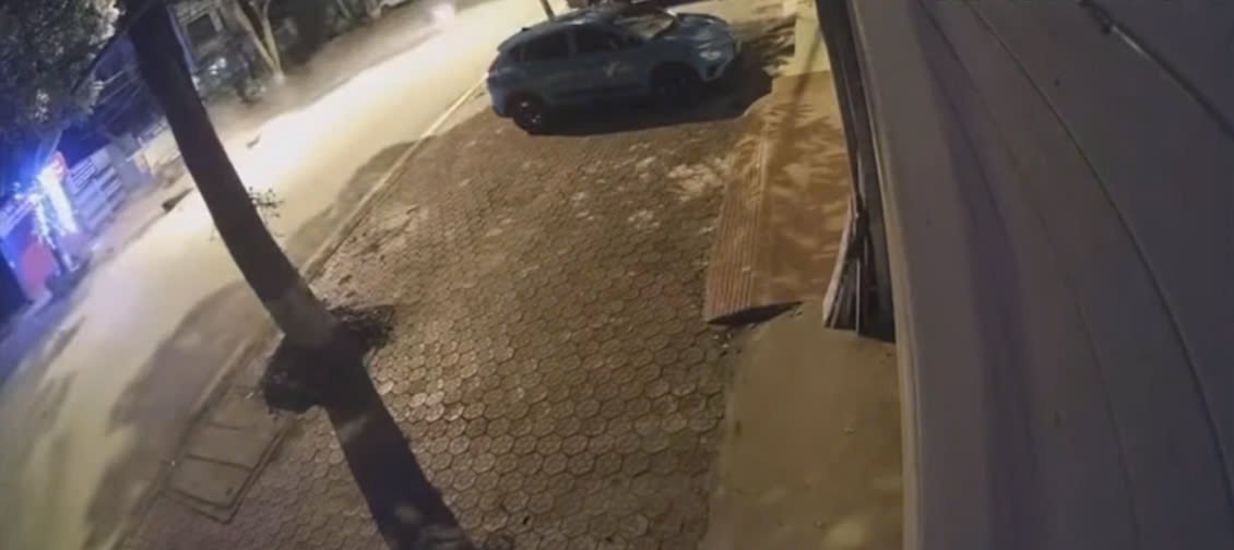 Hinh anh tu camera vu 3 thanh nien di xe may dam vao goc cay hinh anh