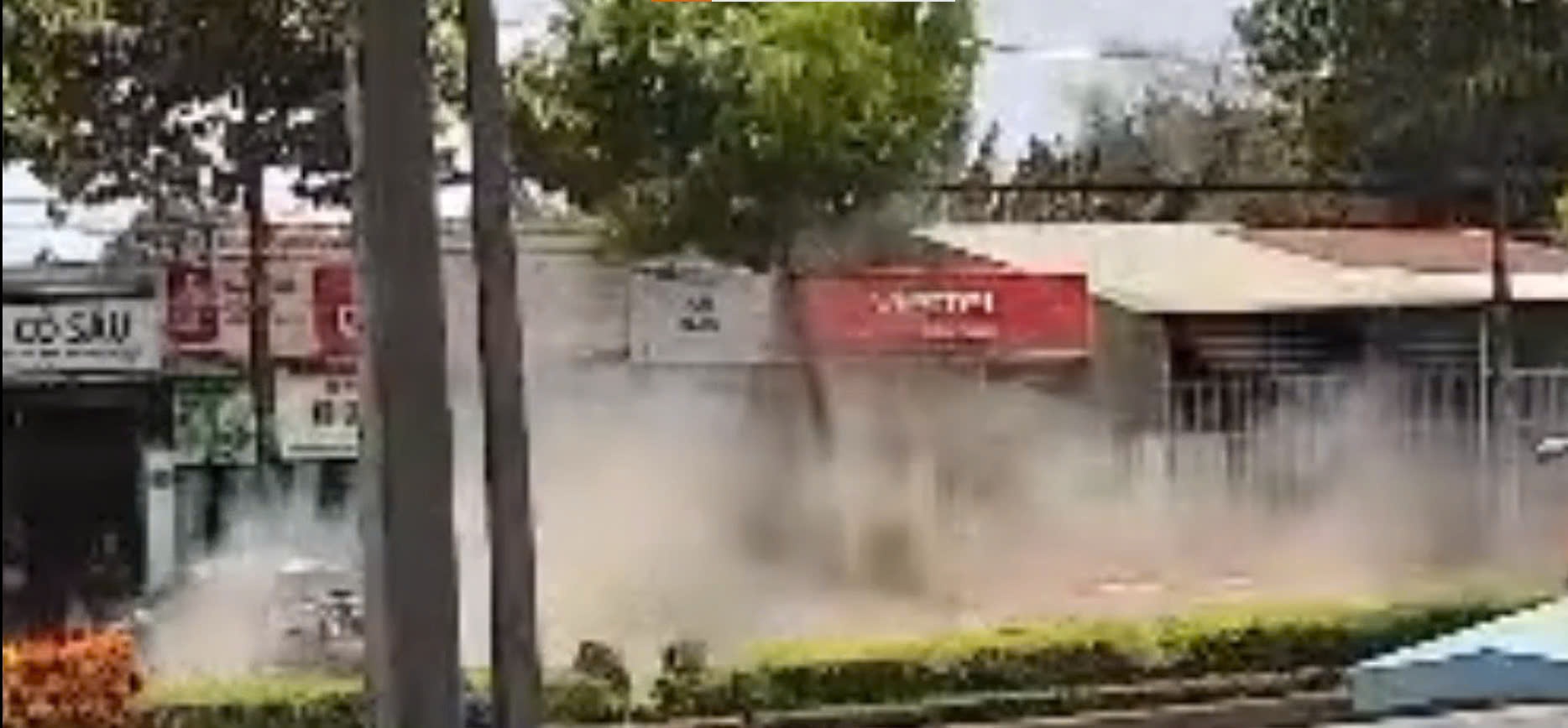 Video oto lao len via he, 2 nguoi vang khoi xe hinh anh