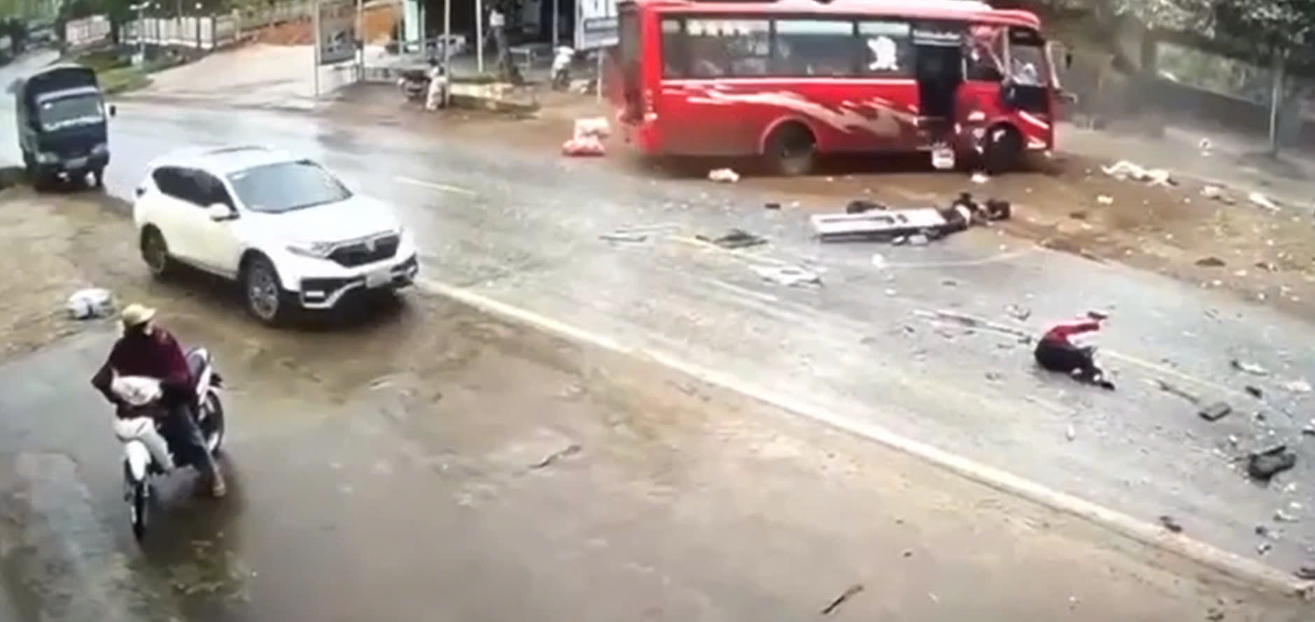 Video xe khach tong oto tai lam 4 nguoi vang ra ngoai hinh anh