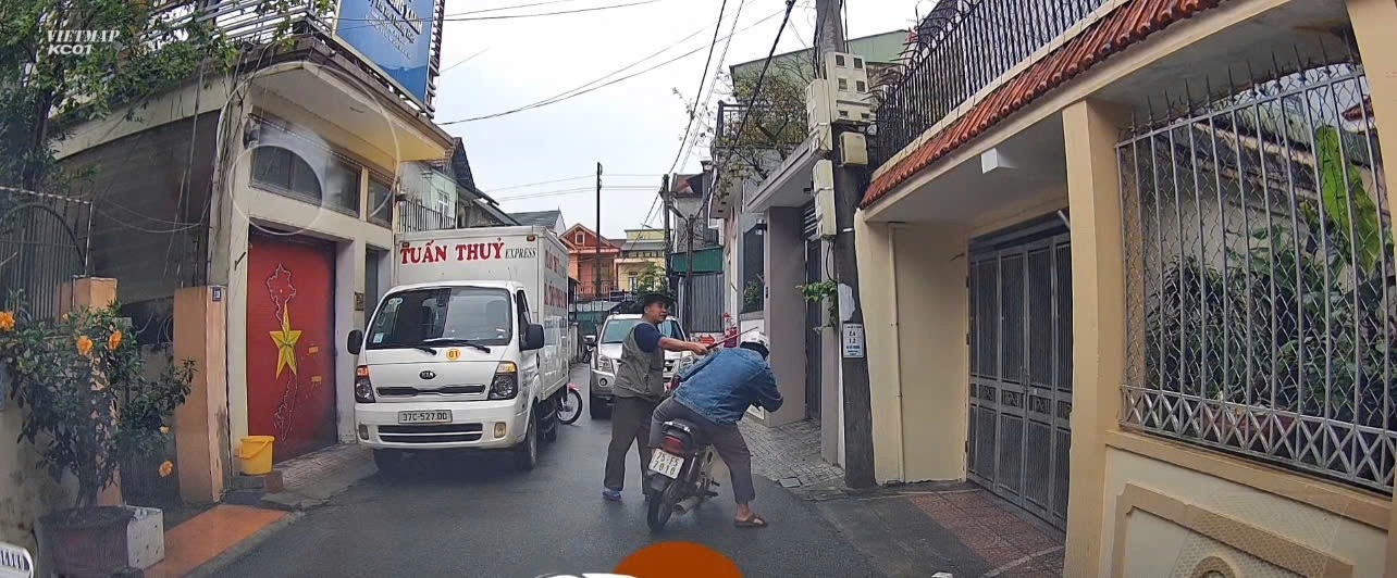 Do xe chan loi, tai xe oto con dung hung khi tan cong nguoi di duong hinh anh