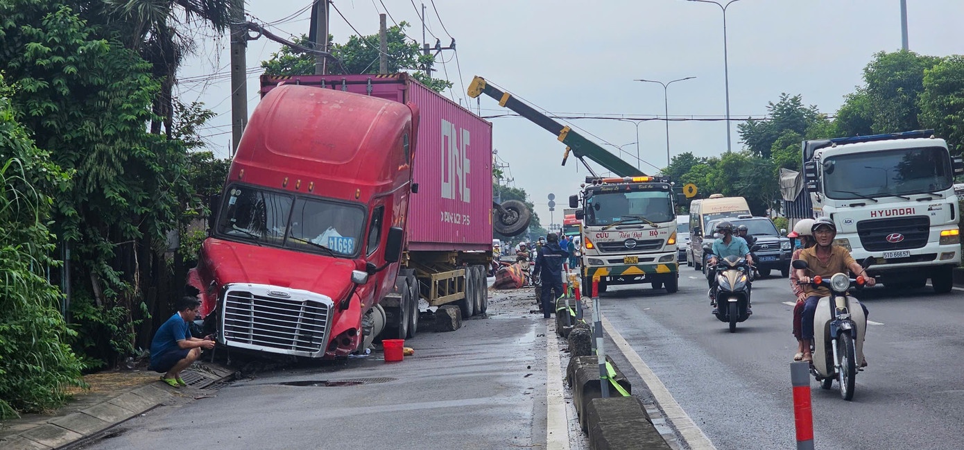 Tai xe buon ngu, xe container cay nat dai phan cach o Cu Chi hinh anh