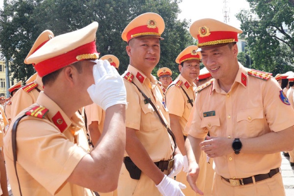 Cong an Ha Noi tiep nhan hon 600 can bo CSGT tang cuong bao ve A80 hinh anh