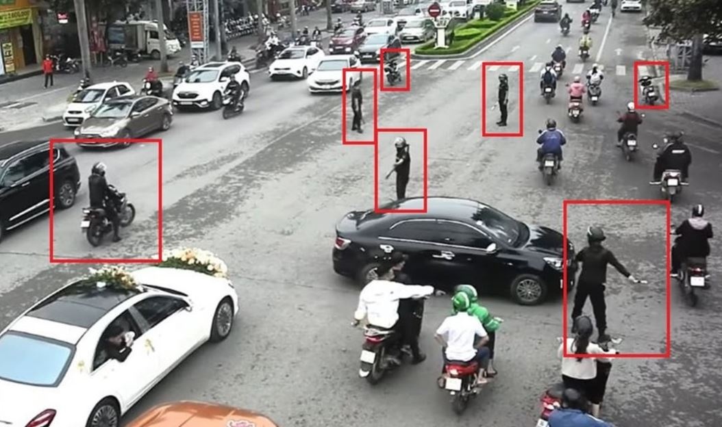 Can canh nhom nguoi 'dieu tiet giao thong' cho doan xe cuoi hinh anh