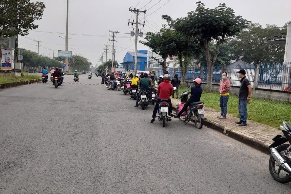 Cong nhan o Long An ngung viec tap the truoc Tet hinh anh