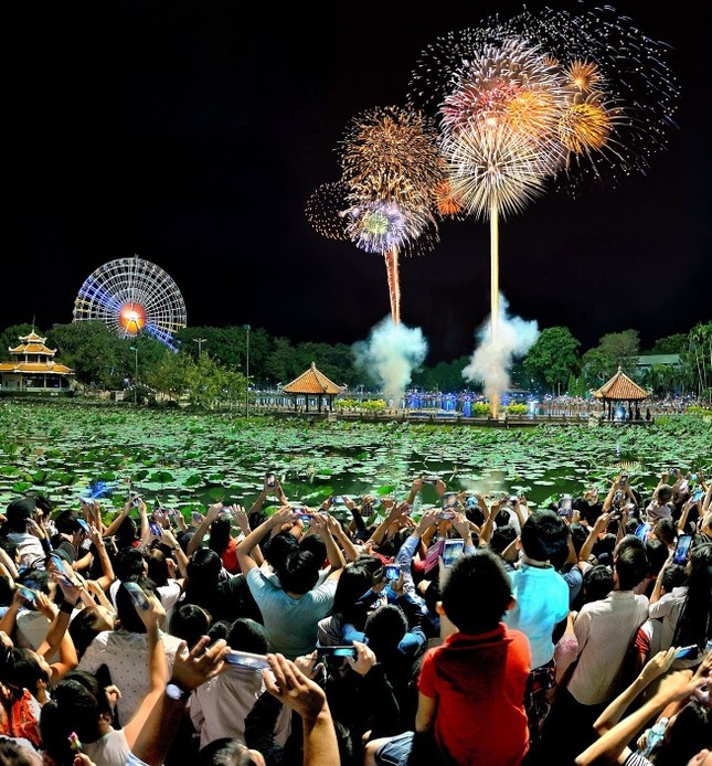 TP.HCM ban phao hoa anh 1