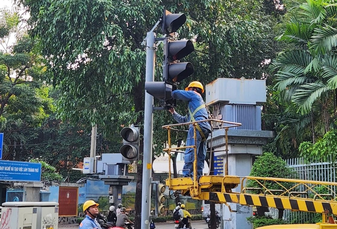 Bat dau lap 50 mui ten cho xe may re phai khi den do o TP.HCM hinh anh