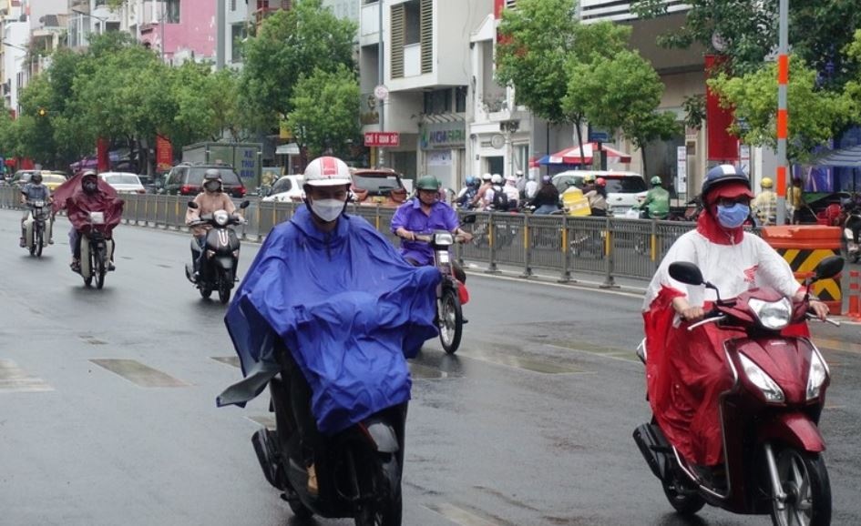 TP.HCM co mua trai mua, khong khi lanh tang cuong cuoi tuan nay hinh anh