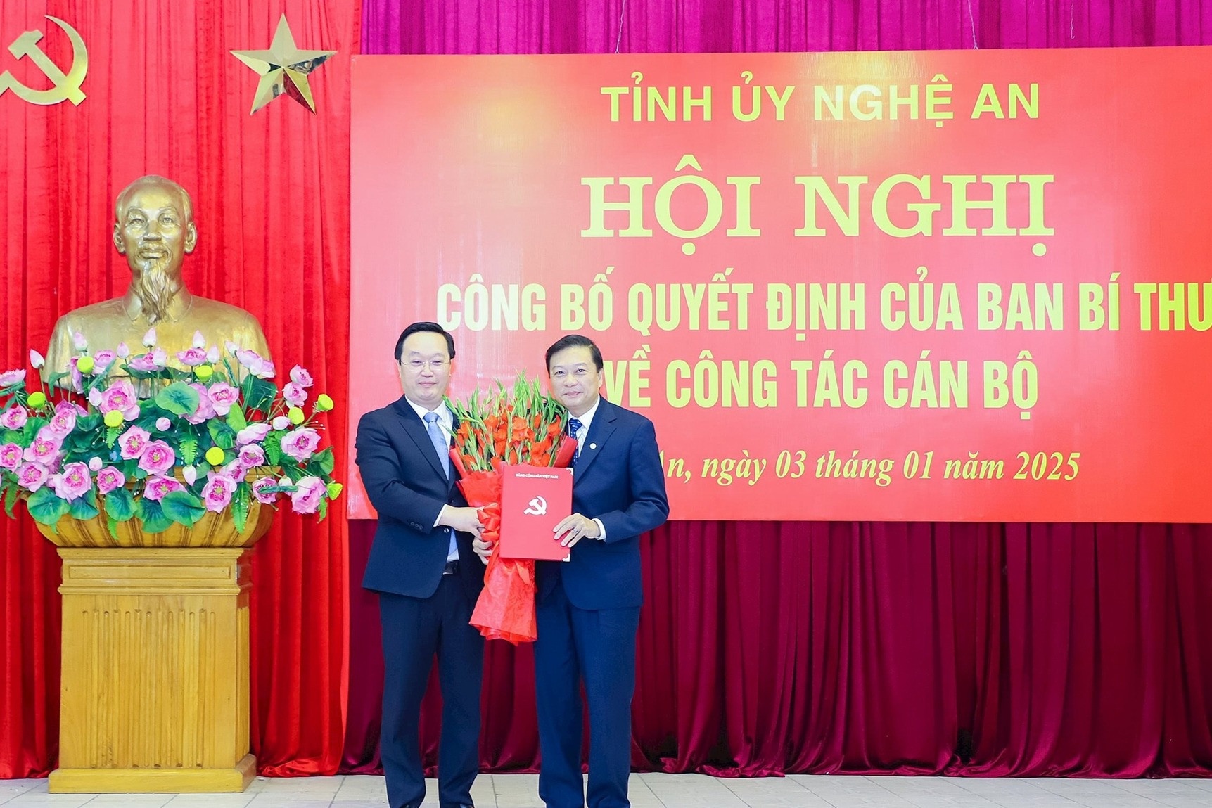 Ong Le Hong Vinh giu chuc Chu tich UBND tinh Nghe An hinh anh